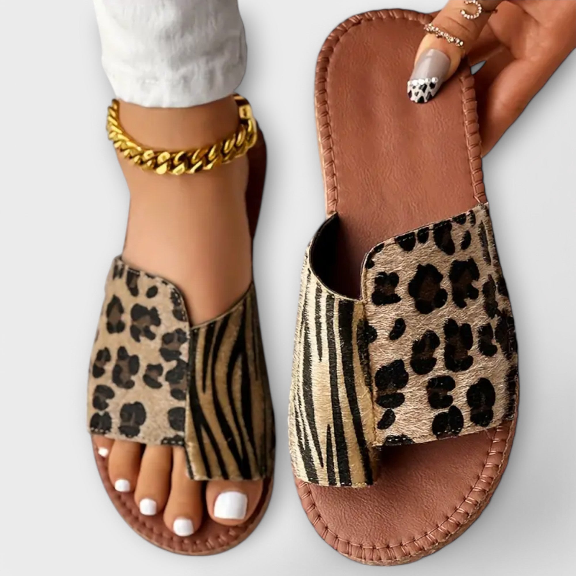 Flotte tofarvede slippers med leopardmønster