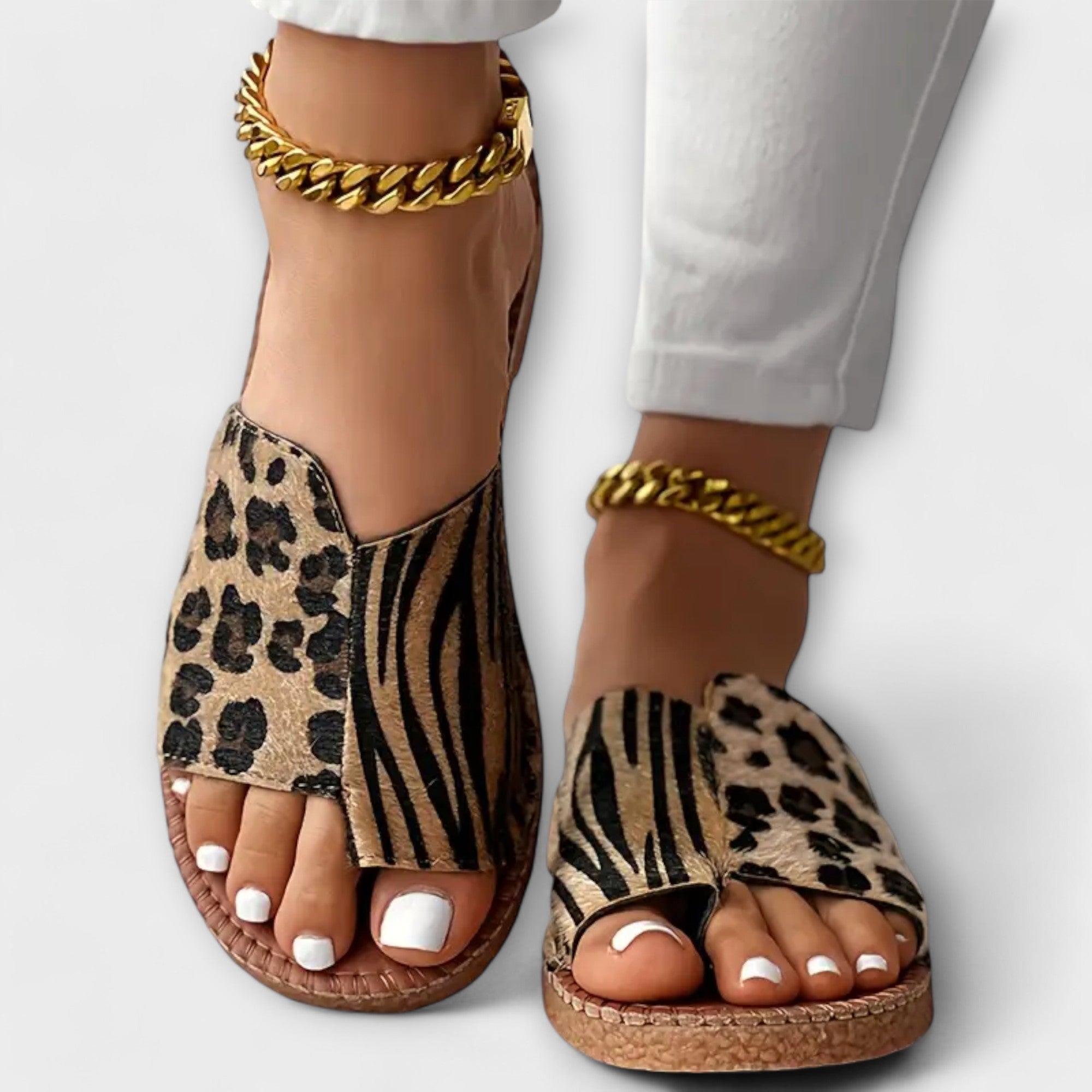 Flotte tofarvede slippers med leopardmønster